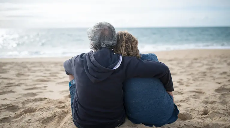Retraités sur la plage avec rente RREGOP Québec