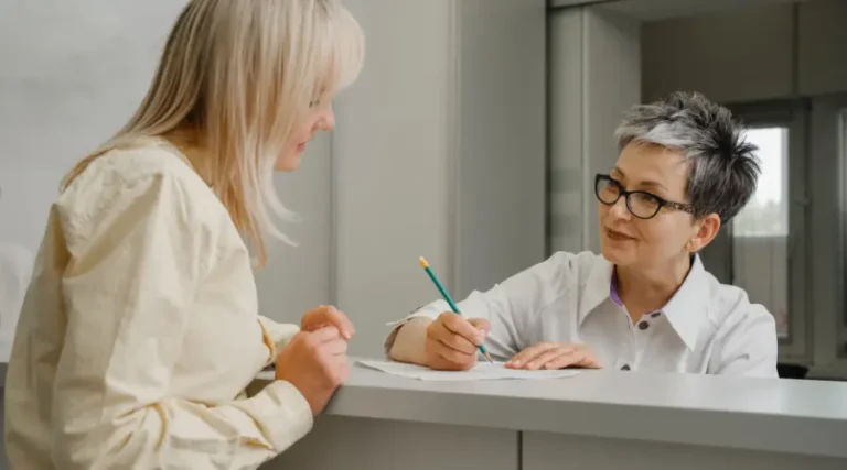 Employée du secteur public avec RREGOP aidant une patiente